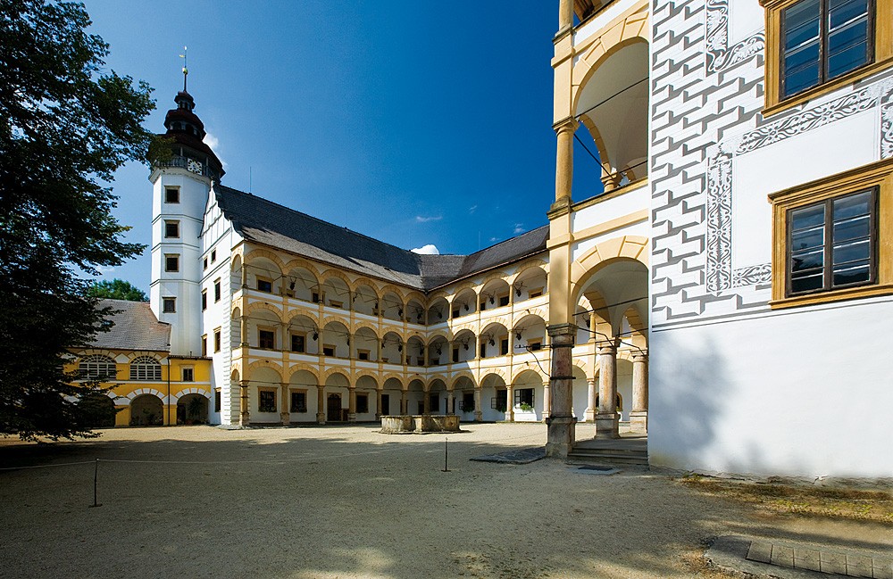 25_Velke_Losiny_zamek_nadvori_kopie-746-1100-800-100-c